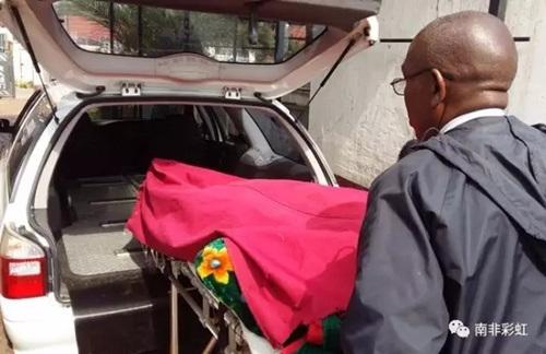 中國(guó)僑網(wǎng)死者被送往當(dāng)?shù)貧泝x館。(南非華人網(wǎng))