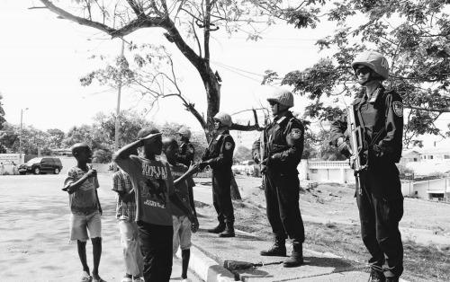 中國僑網(wǎng)孩子們向隊員們敬禮