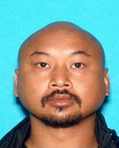 中國僑網(wǎng)波莫納當(dāng)?shù)鼐桨l(fā)出的泰裔嫌犯豪爾通緝照。(美國《僑報》圖片)