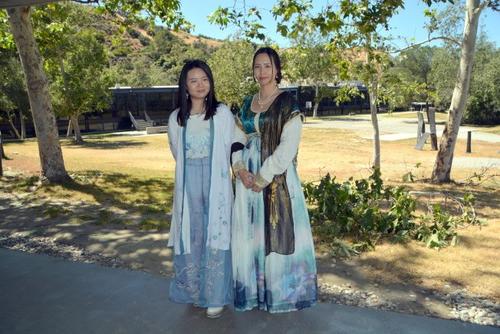 中國僑網(wǎng)身穿宋代衣褲的清至(左)和身穿唐代服裝的左左。(美國《世界日報》/張宏 攝)