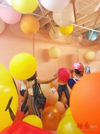 中國僑網(wǎng)創(chuàng)意飲品快閃店將視覺藝術(shù)與美味記憶相結(jié)合。(美國《僑報》/陳辰 攝)