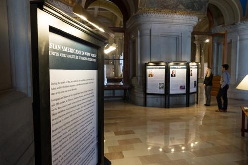 中國僑網(wǎng)紐約州政府“亞裔美國人在紐約:同聲共語”主題展開幕。(美國《世界日報》/州長辦公室提供)