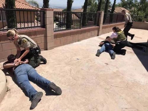 中國僑網(wǎng)警察趕到三名竊賊束手就擒。(美國《世界日報》)