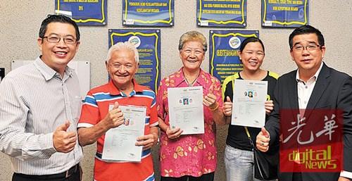 中國僑網(wǎng)劉博文(左)和劉開強(qiáng)(右)成功為吳智祥(左2起)、李美元以及詹麗云申請藍(lán)色身份證。(馬來西亞《光華日報(bào)》)