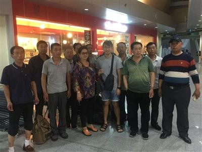 中國(guó)僑網(wǎng)張珮娟與中國(guó)工人合影。(受訪者供圖)