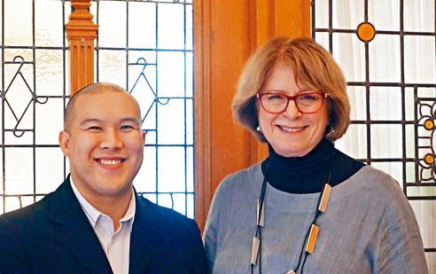 中國僑網(wǎng)王尼古拉斯(左)參選獲得現(xiàn)任獨立省議員亨廷頓(右)的支持。(加拿大《星島日報》)