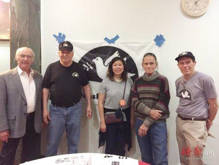 中國(guó)僑網(wǎng)孟昭文與“權(quán)益機(jī)構(gòu)博覽會(huì)”機(jī)構(gòu)負(fù)責(zé)人合影。(美國(guó)《僑報(bào)》/陳辰 攝)