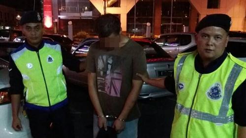 中國僑網(wǎng)被巡警當場逮捕的華裔嫌犯。(馬來西亞《詩華日報》)