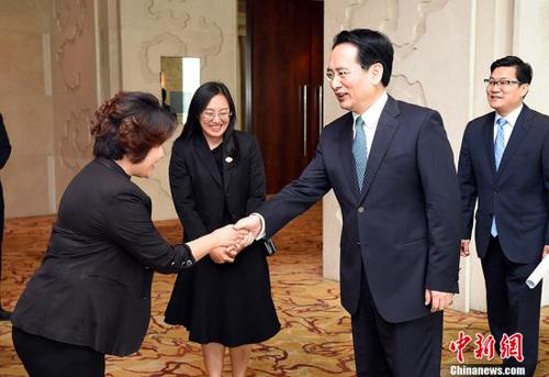 中國(guó)僑網(wǎng)5月10日,國(guó)務(wù)院僑務(wù)辦公室副主任譚天星(前右)在北京會(huì)見泰國(guó)留學(xué)中國(guó)大學(xué)校友總會(huì)代表團(tuán)一行。 中新社記者 侯宇 攝