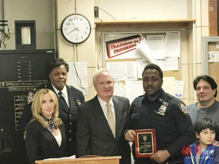 中國僑網(wǎng)哈里森(左二)頒發(fā)“本月最佳警察獎”給一名警員。(美國《僑報》/王伊琳 攝)