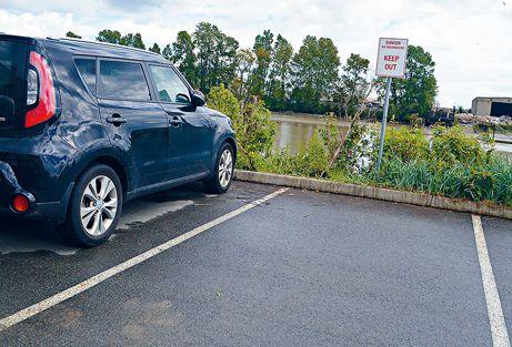 中國僑網(wǎng)許氏一家三口被懷疑練車時意外沖入菲沙河。(加拿大《星島日報》 張譽攝)