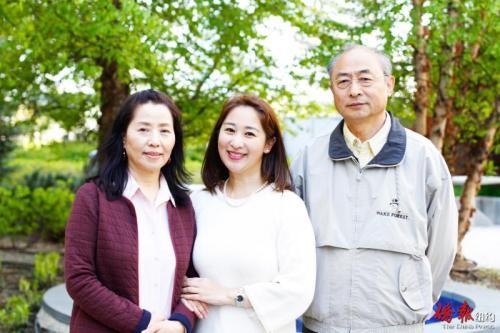 中國(guó)僑網(wǎng)譚夕婁與父母合影。(美國(guó)《僑報(bào)》/譚夕婁提供)