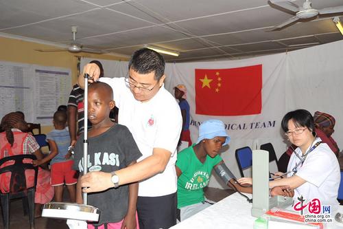 中國(guó)僑網(wǎng)南庚戌參加為當(dāng)?shù)厝嗣窳x診活動(dòng)