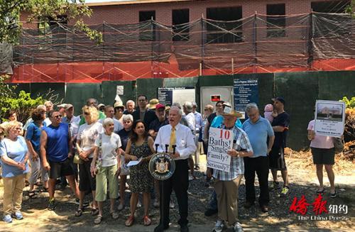 中國僑網(wǎng)紐約法拉盛百老匯居民與艾維樂等抗議后面正在建設(shè)的華人房屋。(紐約僑報(bào)網(wǎng)/王伊琳 攝)
