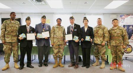 中國僑網(wǎng)美國華裔退伍軍人會(huì)成員接受陸軍嘉獎(jiǎng)。(美國《僑報(bào)》/美國華裔退伍軍人會(huì)供圖)