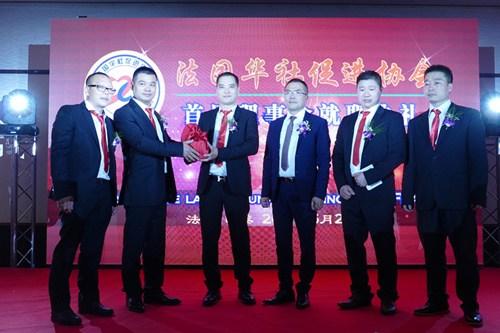 中國僑網(wǎng)會(huì)印交接儀式。(法國《歐洲時(shí)報(bào)》/梁家銘 攝)