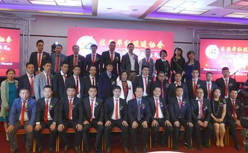 中國僑網(wǎng)法國華社促進(jìn)協(xié)會(huì)的會(huì)長團(tuán)成員與嘉賓合影。(法國《歐洲時(shí)報(bào)》/梁家銘 攝)