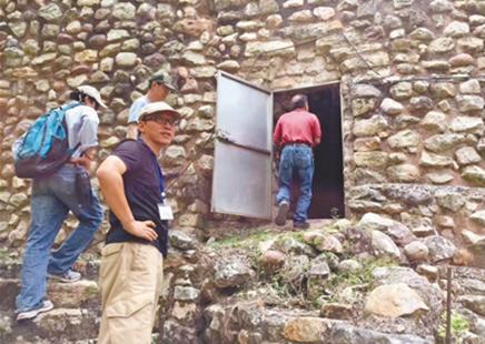 中國僑網(wǎng)李新偉(前)在科潘遺址。 劉歆益攝