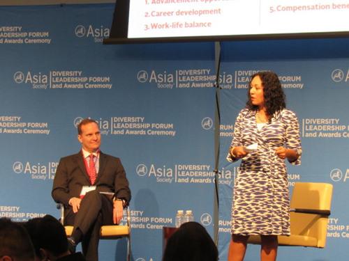 中國僑網(wǎng)可汗(右)表示,美籍亞太裔員工認(rèn)為缺乏效仿榜樣、缺乏專業(yè)成長等問題是難以升遷的最大挑戰(zhàn)。(美國《世界日報(bào)》/顏嘉瑩 攝)