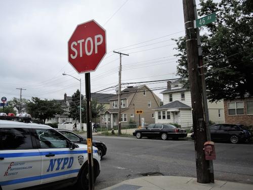 中國僑網(wǎng)警車在案發(fā)路口附近巡邏。(美國《世界日?qǐng)?bào)》/朱蕾 攝)