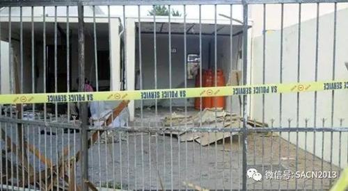 中國僑網(wǎng)警方封鎖了肇事爆炸公寓。(南非《華僑新聞報(bào)》)