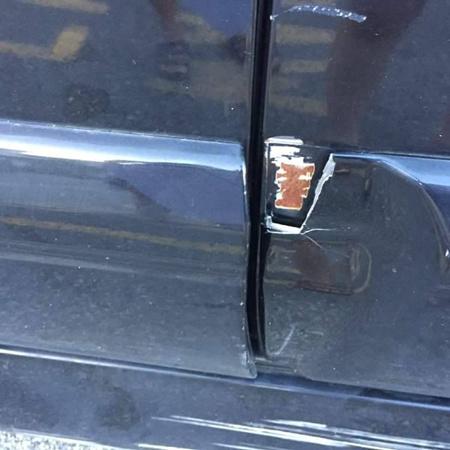 中國僑網(wǎng)事主的轎車多處出現(xiàn)凹洞和損壞。(馬來西亞《星洲日報》/事主臉書)