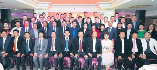 中國僑網(wǎng)出席座談會的中法企業(yè)家合影。(法國《歐洲時報》/黃冠杰 攝)