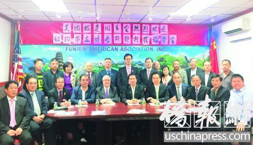 中國(guó)僑網(wǎng)斯靜格(前左5)拜訪福建同鄉(xiāng)會(huì)。(美國(guó)《僑報(bào)》/林菁 攝)