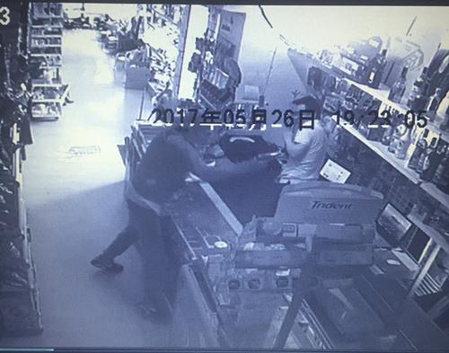 中國(guó)僑網(wǎng)監(jiān)控?cái)z像截圖。(西班牙《歐華報(bào)》)