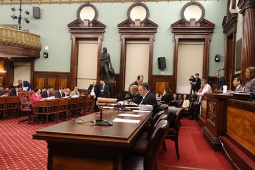 中國僑網(wǎng)紐約市議會投票通過2018財年預算。(美國《世界日報》/金春香 攝)