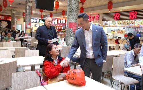 中國僑網(wǎng)華裔律師繆卿宣布參選日落公園市議員,6日專程到八大道拜票。(美國《僑報(bào)》)