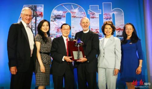 中國(guó)僑網(wǎng)圖為趙錫成在三個(gè)女兒的陪同下接受銀鐘獎(jiǎng)?lì)C獎(jiǎng)。(美國(guó)《僑報(bào)》/管黎明 攝)