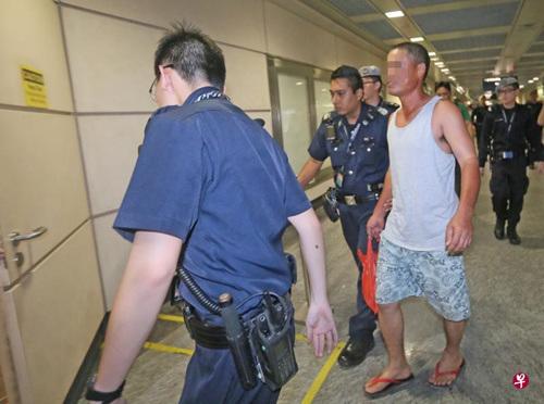 中國(guó)僑網(wǎng)中國(guó)客工(右)把行李箱暫時(shí)擱在月臺(tái)不管,引起恐慌。(新加坡《聯(lián)合早報(bào)》檔案照片)