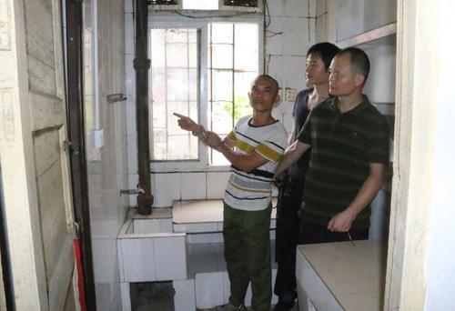 中國僑網(wǎng)(犯罪嫌疑人韋某帥指認(rèn)作案現(xiàn)場)