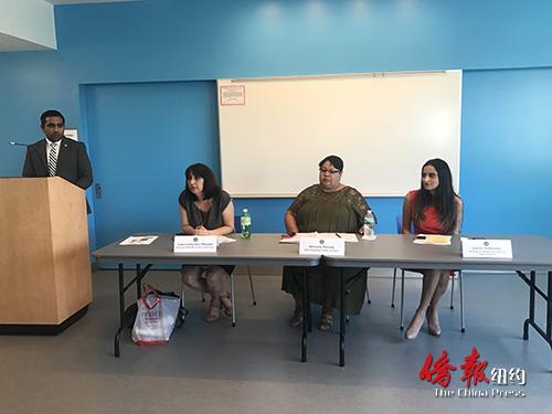 中國(guó)僑網(wǎng)紐約州府代表介紹州府保護(hù)移民項(xiàng)目。(紐約《僑報(bào)》/王伊琳 攝)