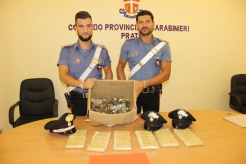 中國僑網(wǎng)意大利警方向媒體展示所繳獲的假硬幣。