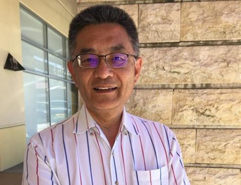 中國僑網(wǎng)朱感生接受《僑報》采訪(美國《僑報》/于麗娜 攝)