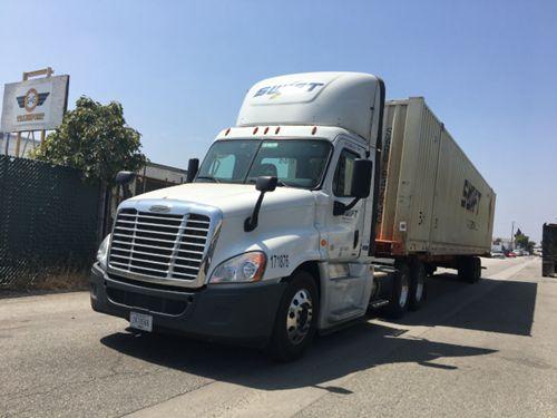 中國僑網(wǎng)華人新移民從事卡車司機(jī)職業(yè),他們說在美討生活很不易。(美國《世界日報》/啟鉻攝影)