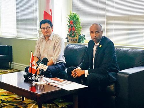 中國僑網(wǎng)胡辛(右)和譚耕與華文傳媒座談。(加拿大《星島日報》)