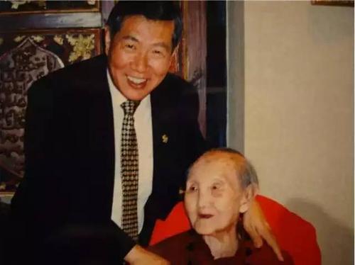 中國(guó)僑網(wǎng)李昌鈺與母親王淑貞