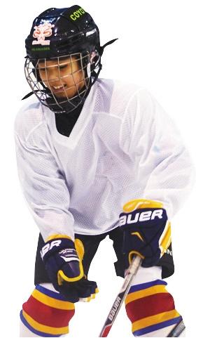 中國僑網(wǎng)在中國冰球隊20人集訓名單中,竺濬霏是唯一的女球員。