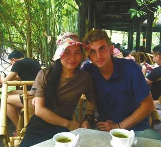 中國(guó)僑網(wǎng)四川妹子沈西與西班牙男友安德魯志趣相投。受訪者供圖