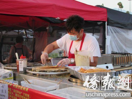 中國(guó)僑網(wǎng)煎餅果子攤位(美國(guó)《僑報(bào)》/翁羽 攝)