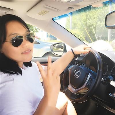 中國僑網(wǎng)考取駕照后,施懿芳和朋友自駕游玩。