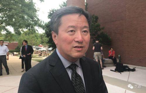 中國僑網(wǎng)王志東律師在法庭外接受僑報記者采訪。(美國《僑報》)
