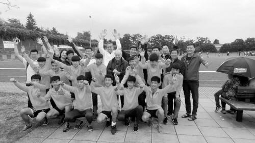 中國僑網(wǎng)回中小球員與施拉普納(中)合影