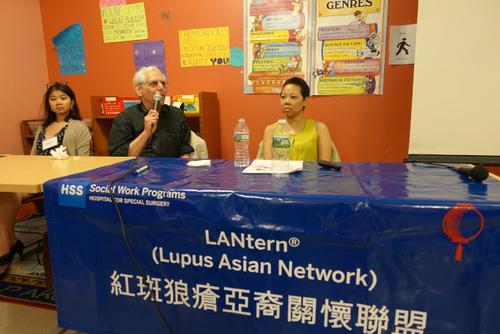 中國(guó)僑網(wǎng)洛克士醫(yī)師(中)講解紅斑狼瘡相關(guān)問(wèn)題。(美國(guó)《世界日?qǐng)?bào)》/金春香 攝)