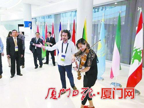 中國僑網(wǎng)楊璟和樂賓為現(xiàn)場帶來《鼓浪嶼之波》奏唱“快閃”。(圖片來自@清源文化遺產(chǎn))