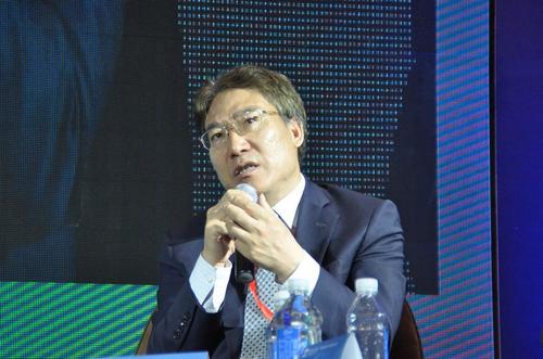 中國僑網(wǎng)中國出口信用保險公司首席經(jīng)濟學家王穩(wěn)發(fā)言。陳月柳攝