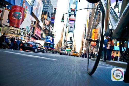 中國僑網(wǎng)資料圖:中國共享單車進(jìn)軍海外。(新華網(wǎng))